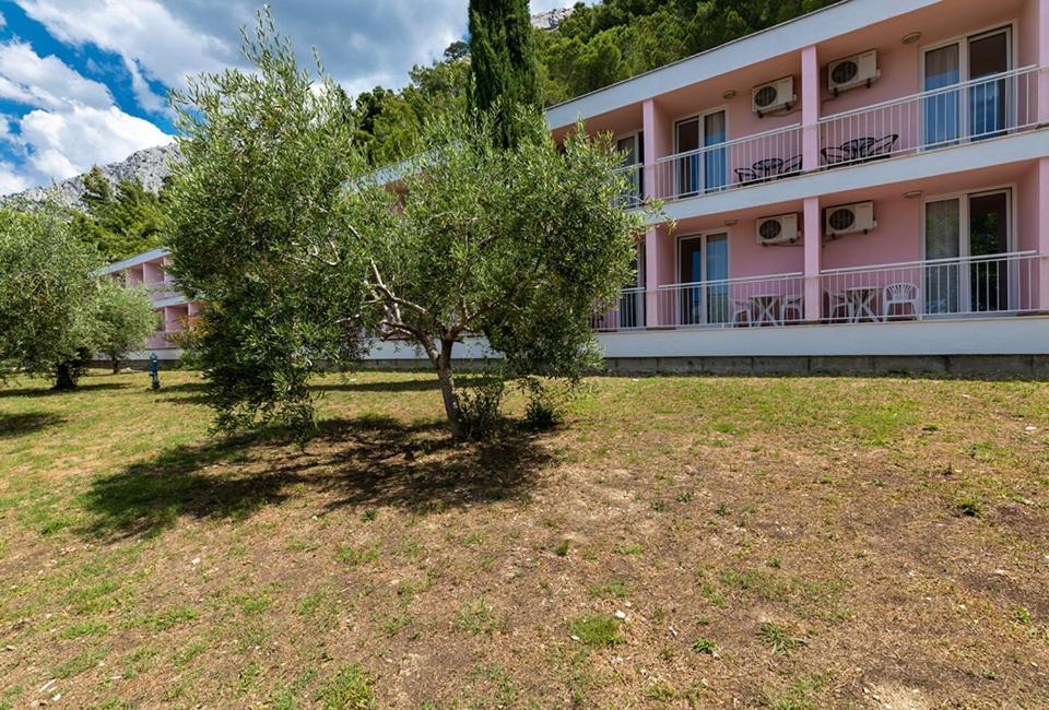 Отель Tourist Settlement Brzet Омиш Экстерьер фото