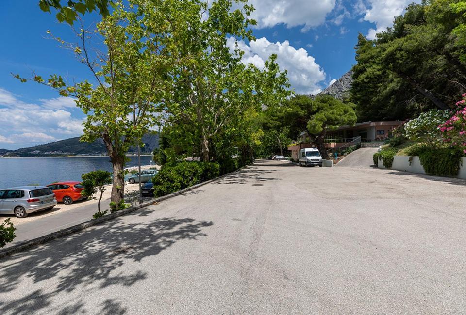 Отель Tourist Settlement Brzet Омиш Экстерьер фото