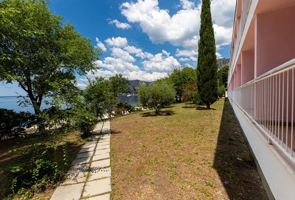 Отель Tourist Settlement Brzet Омиш Экстерьер фото