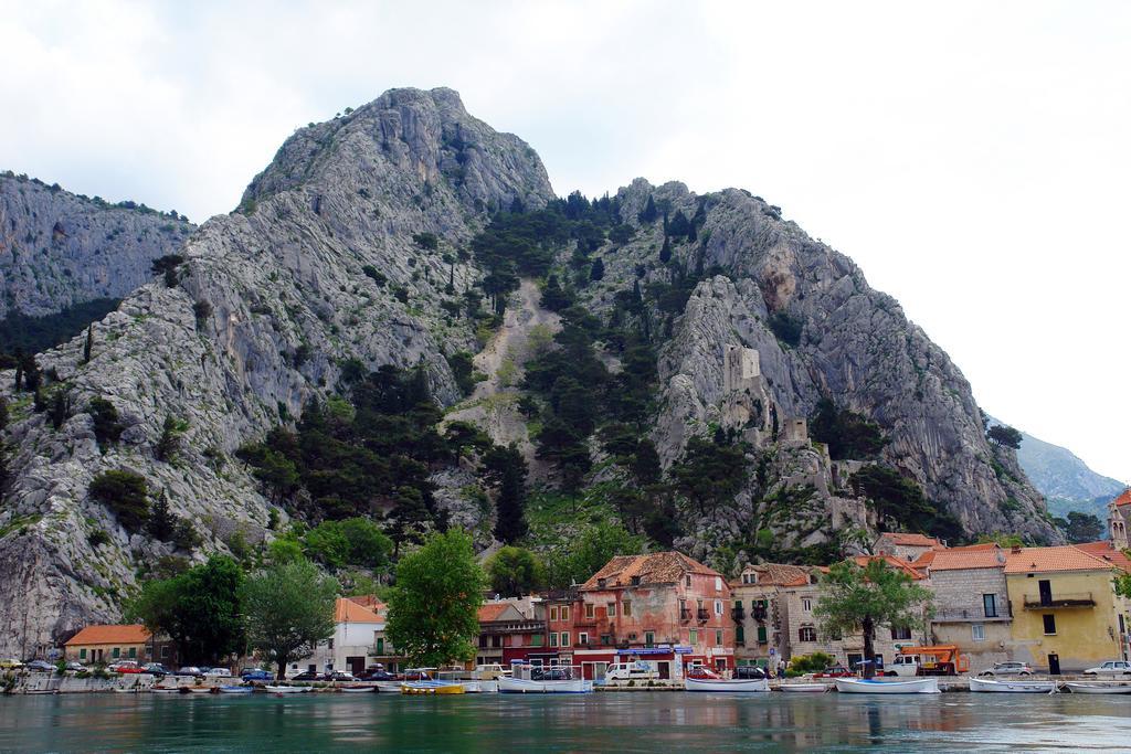 Отель Tourist Settlement Brzet Омиш Экстерьер фото