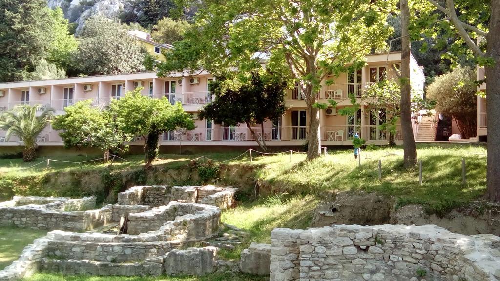 Отель Tourist Settlement Brzet Омиш Экстерьер фото