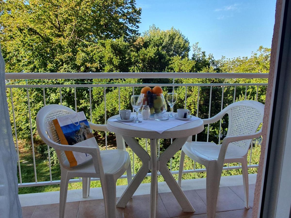 Отель Tourist Settlement Brzet Омиш Экстерьер фото